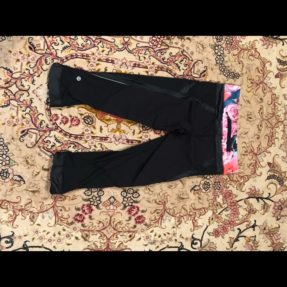 Black cropped lululemon leggings
